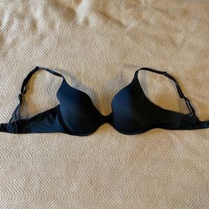 Victoria’s Secret T-shirt lightly lined bra